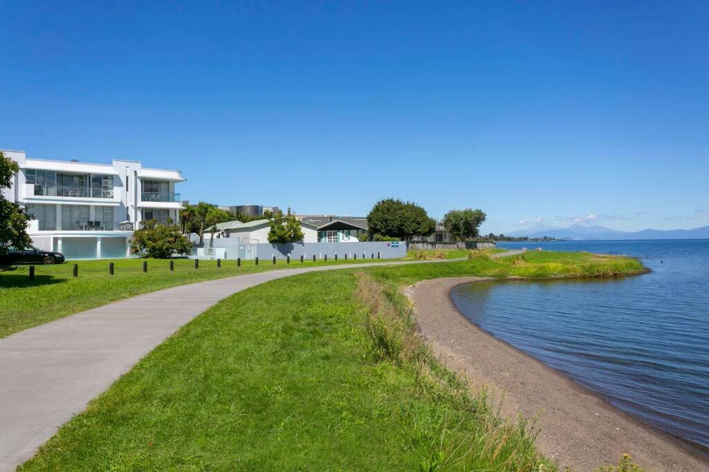 Waimahana - Luxury By The Lake タウポ エクステリア 写真