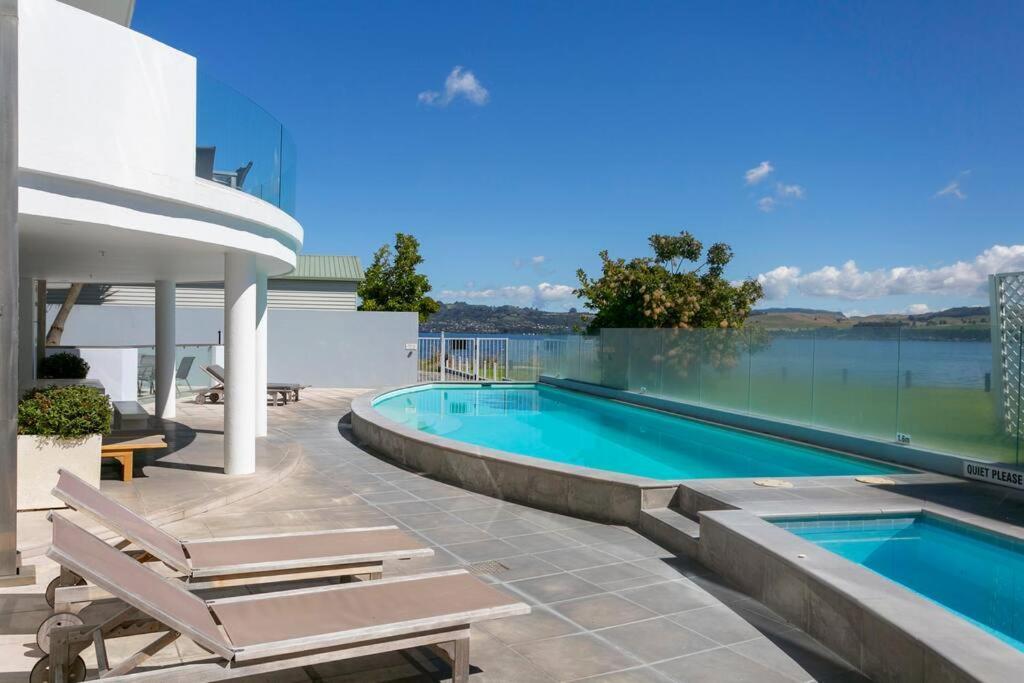 Waimahana - Luxury By The Lake タウポ エクステリア 写真